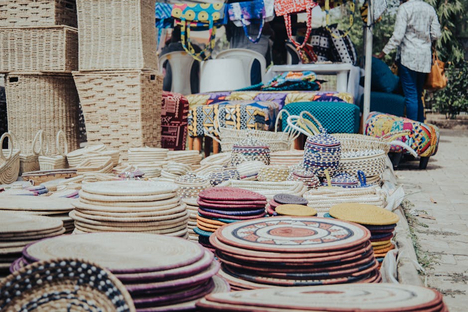Mercato artigianale all'aperto con bancarelle